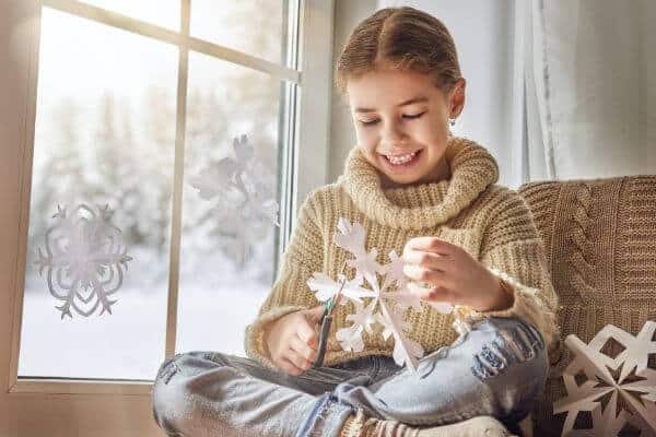 Paper Snowflakes | 25 Must Do Family Christmas Bucket List Ideas