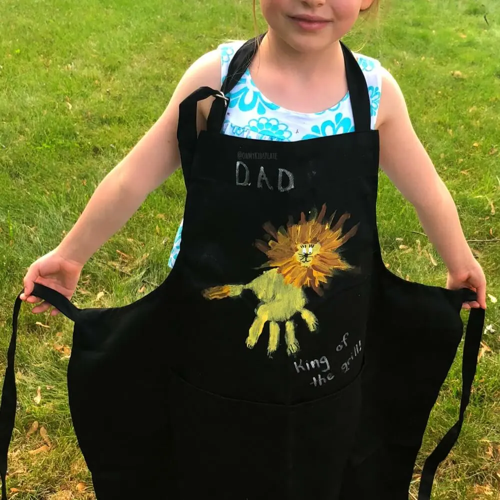 Kids-Fathers-Day-Gift-Idea-King-Of-The-Grill-Lion-Handprint-BBQ-Apron-Art-Project-For-Kids