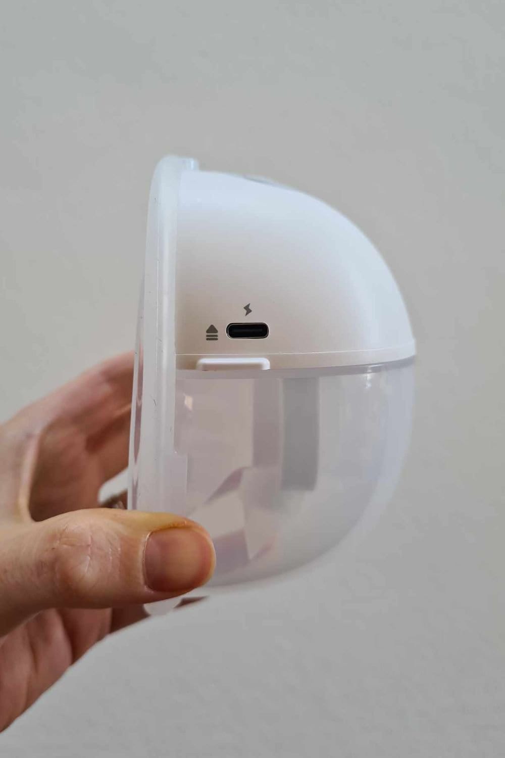 momoczy m5 wearable breast pump battery port